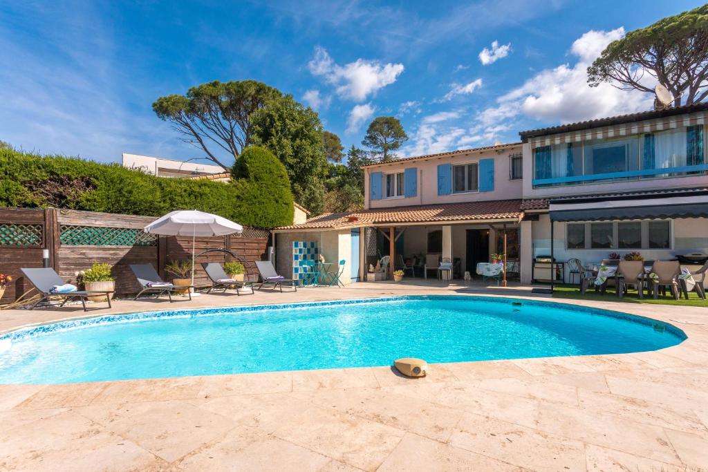 une piscine devant une maison dans l'établissement Villa de l'artiste Andrea, à Fréjus