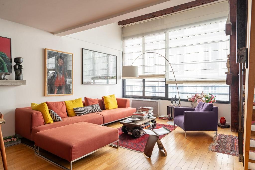 un salon avec un canapé et deux chaises dans l'établissement Veeve - Geppetto’s House, à Paris