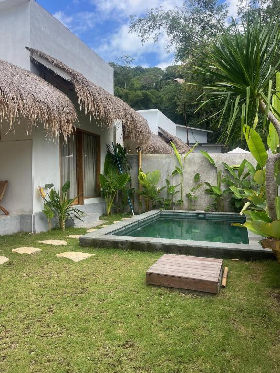 Kolam renang di atau dekat dengan Villa Ombak