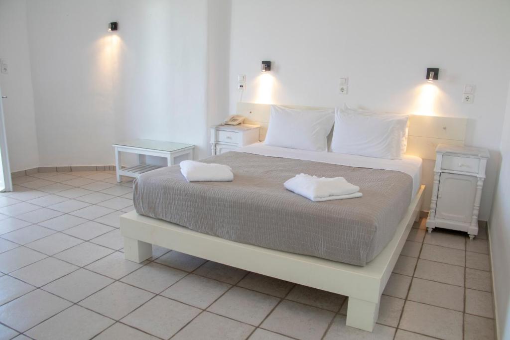 Postel nebo postele na pokoji v ubytování Hotel Manos