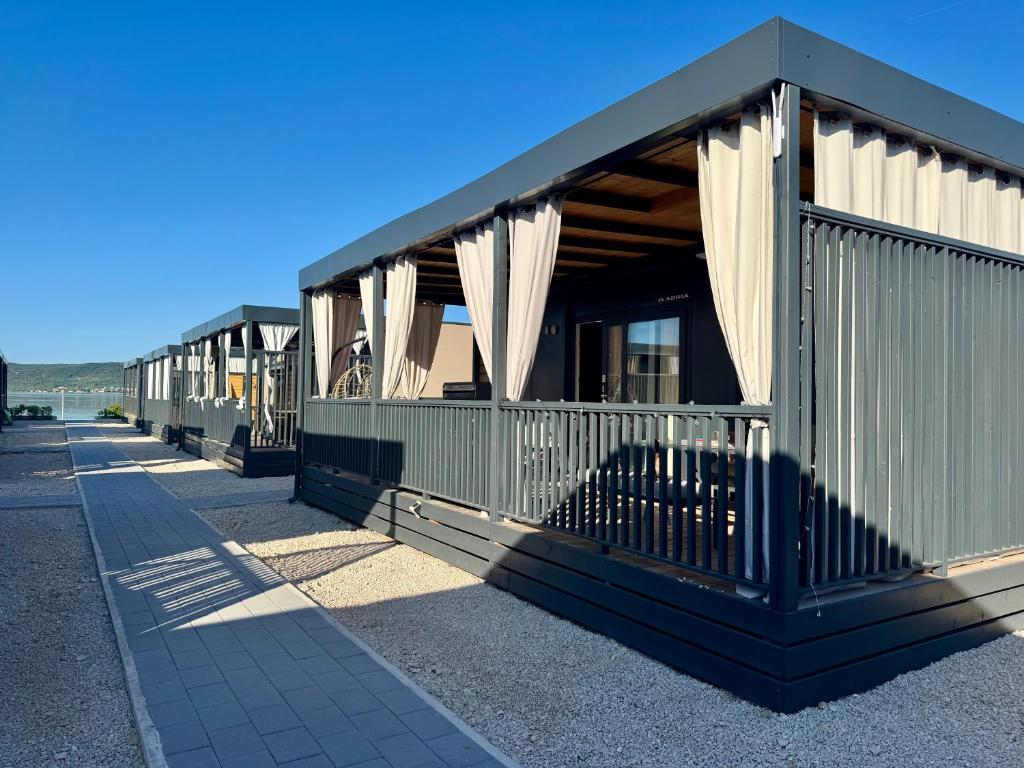 een rij gebouwen met gordijnen ervoor bij Mobile Enelia sun house in Sveti Petar