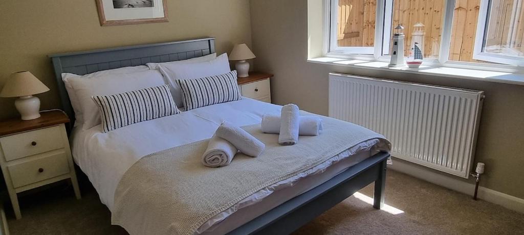 een slaapkamer met een bed met handdoeken erop bij The Hide Away in Cromer