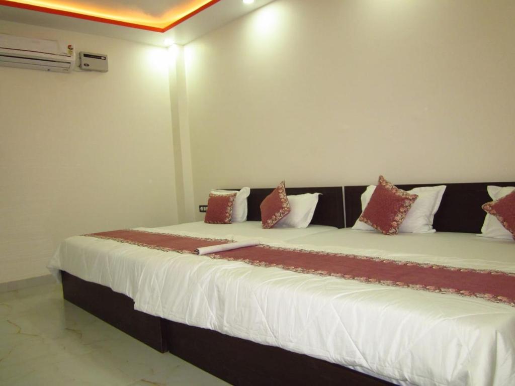 Postel nebo postele na pokoji v ubytování Hotel Dashrath Residency