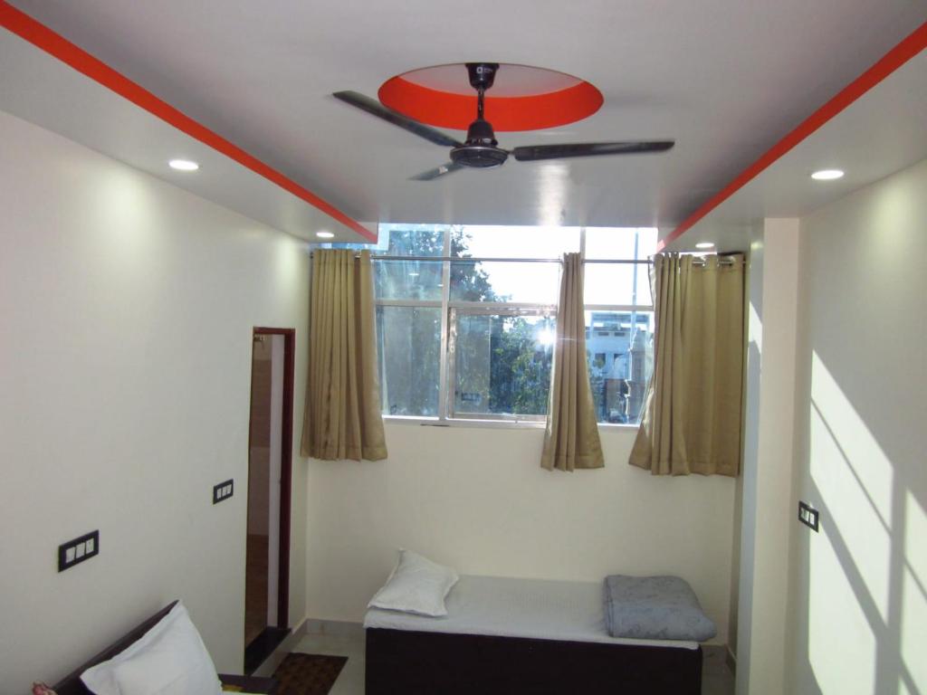 Postel nebo postele na pokoji v ubytování Hotel Dashrath Residency