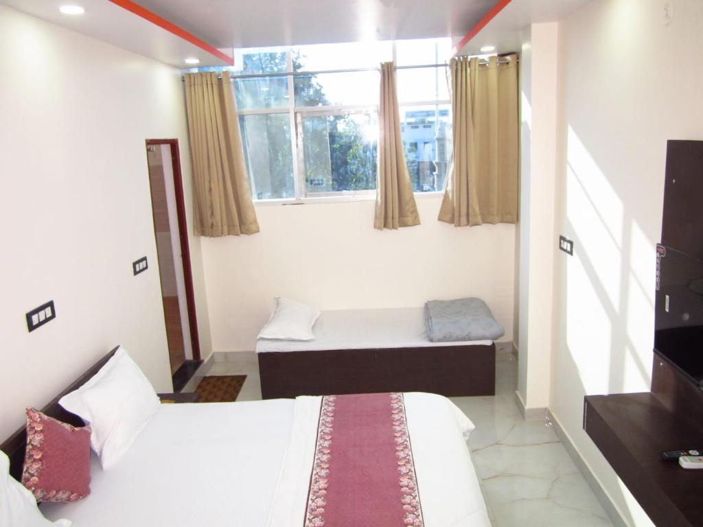 Postel nebo postele na pokoji v ubytování Hotel Dashrath Residency