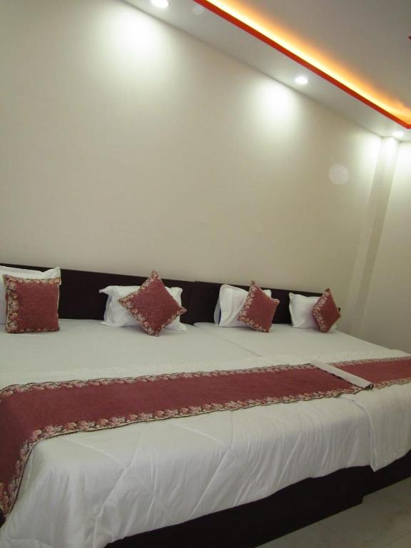 Postel nebo postele na pokoji v ubytování Hotel Dashrath Residency