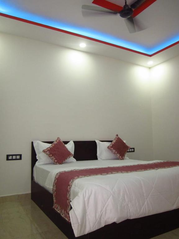 Postel nebo postele na pokoji v ubytování Hotel Dashrath Residency