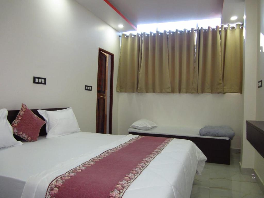 Postel nebo postele na pokoji v ubytování Hotel Dashrath Residency