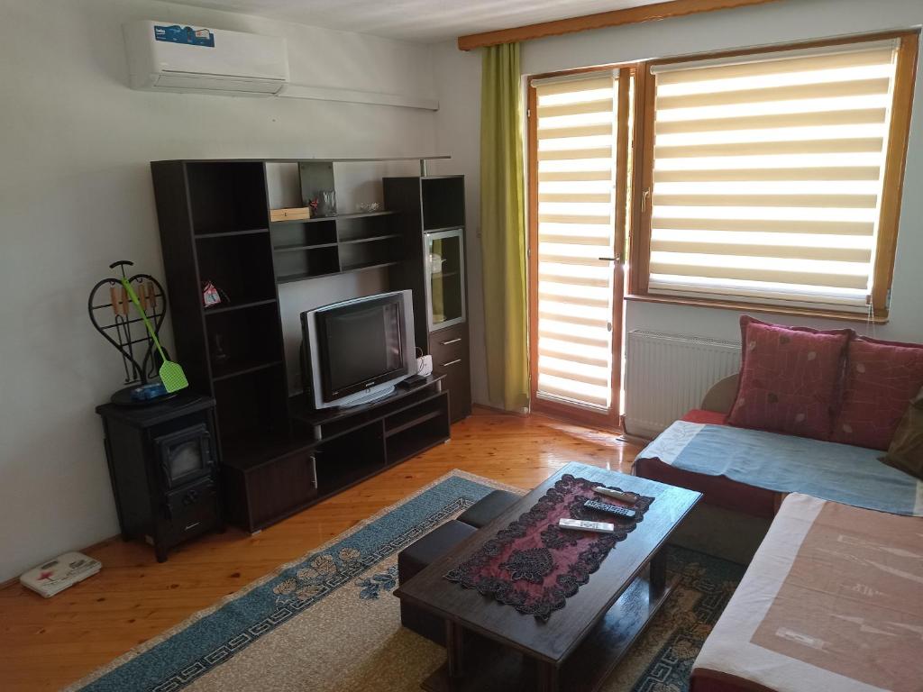 TV a/nebo společenská místnost v ubytování Guesthouse Behar