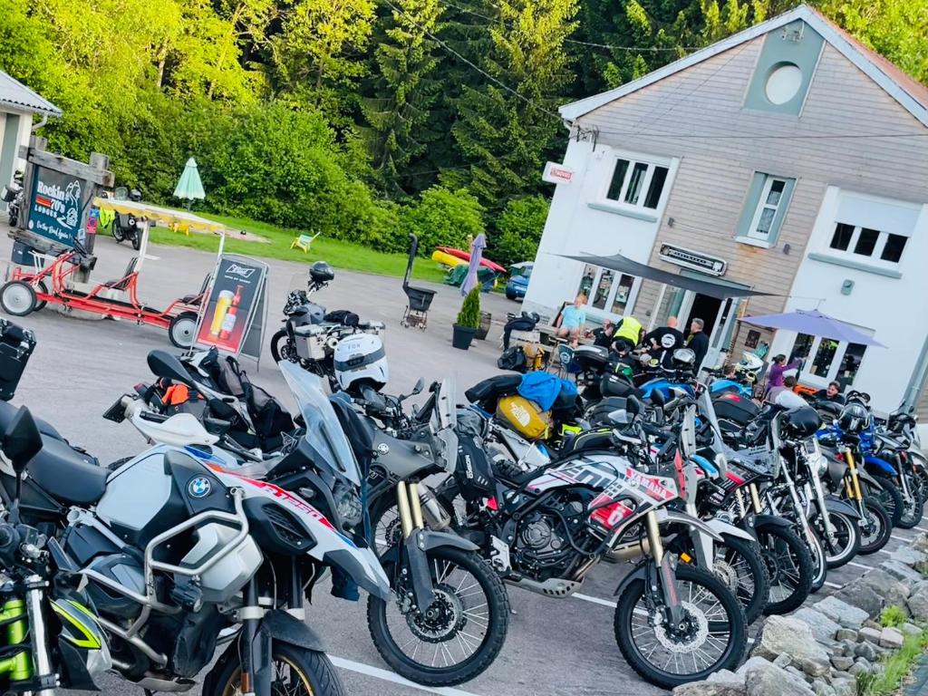 une rangée de motos garées dans un parking dans l'établissement Rockin 70's Lodges, à Barbey-Séroux