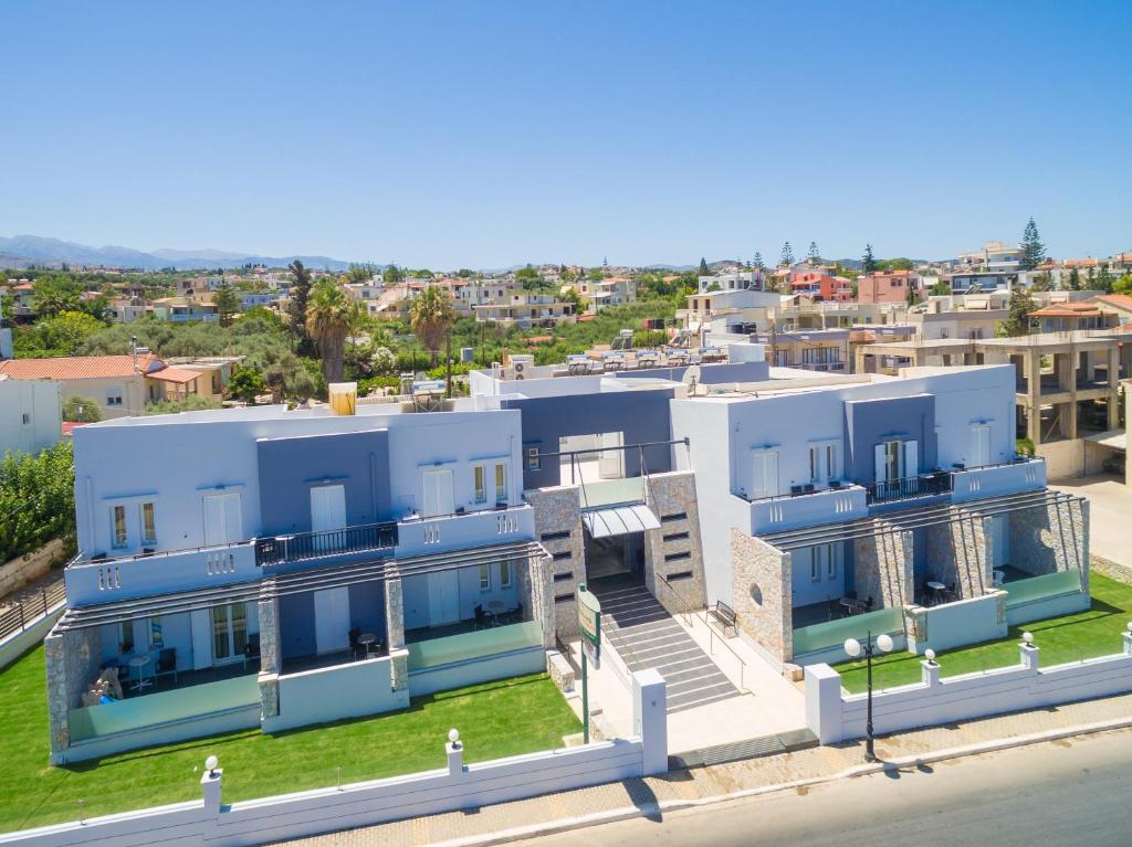 una vista aérea de un gran edificio azul en Nontas suites en Kato Daratso