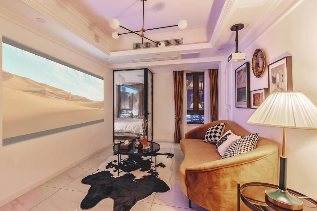 a living room with a couch and a table at 云深处江景公寓 in Chongqing