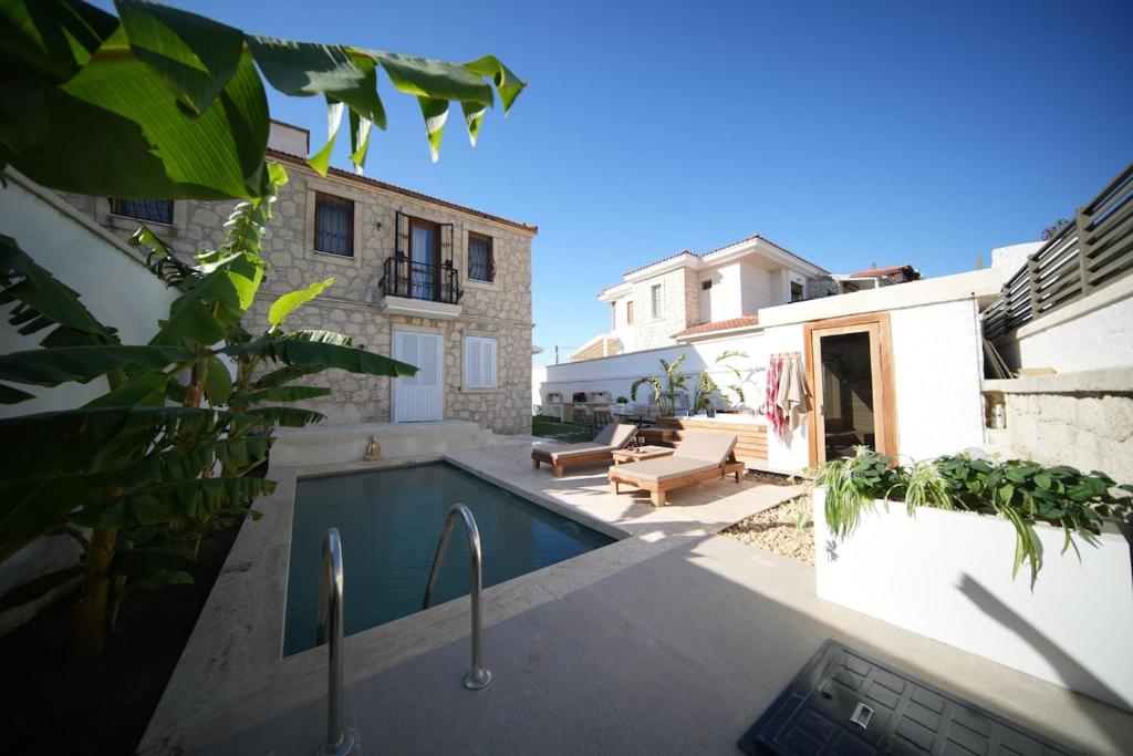 Hồ bơi trong/gần Alaçatı'da Saunalı Jakuzili Villa