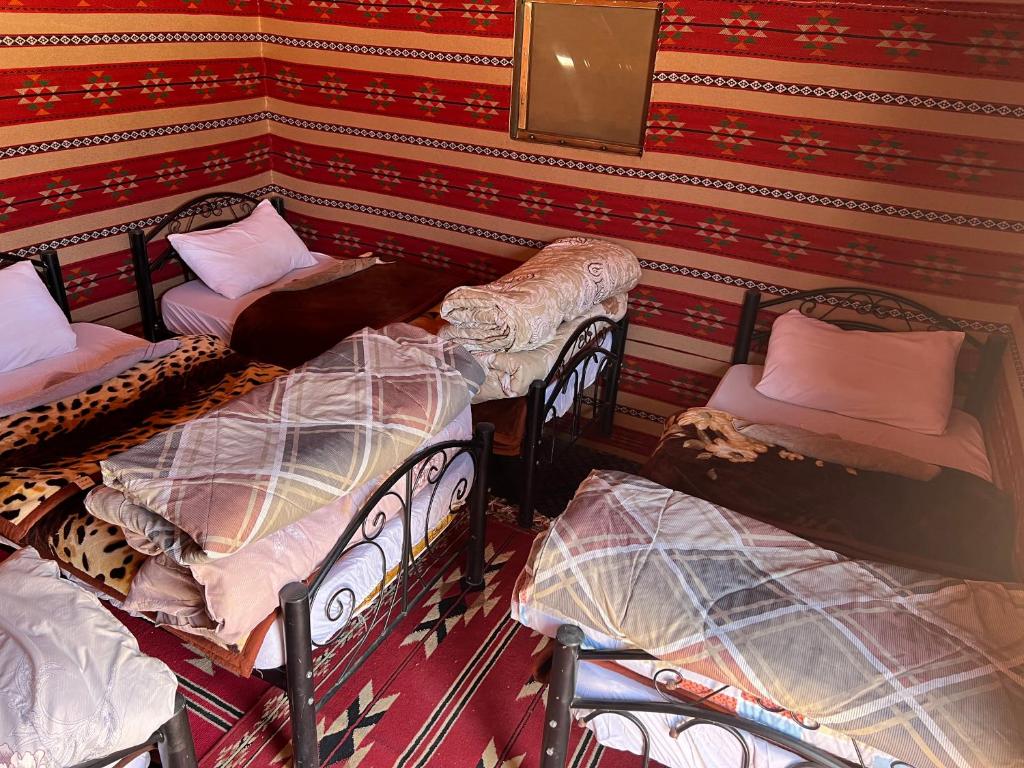 Postel nebo postele na pokoji v ubytování Wadi Rum Sky Tours & Camp