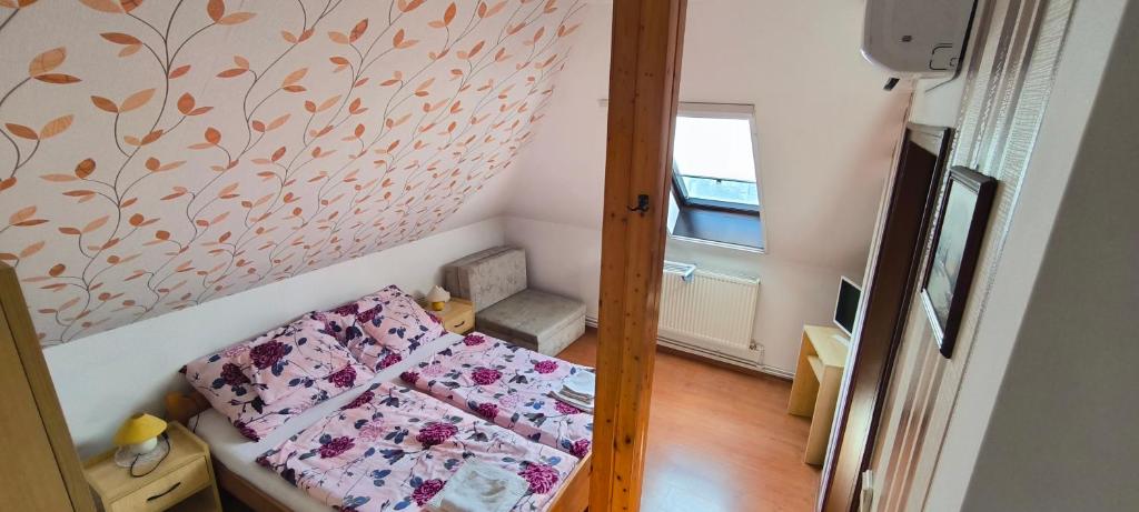 Postel nebo postele na pokoji v ubytování Joós Apartman