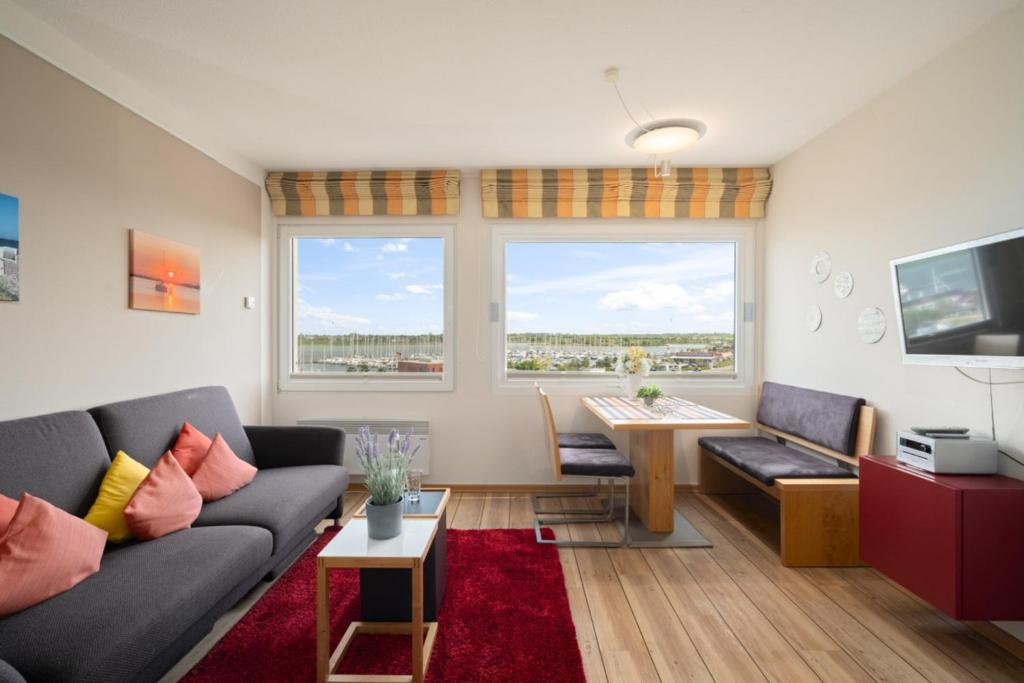 a living room with a couch and a table at Stranddistel 4 Hafenkoje in Burgtiefe auf Fehmarn 