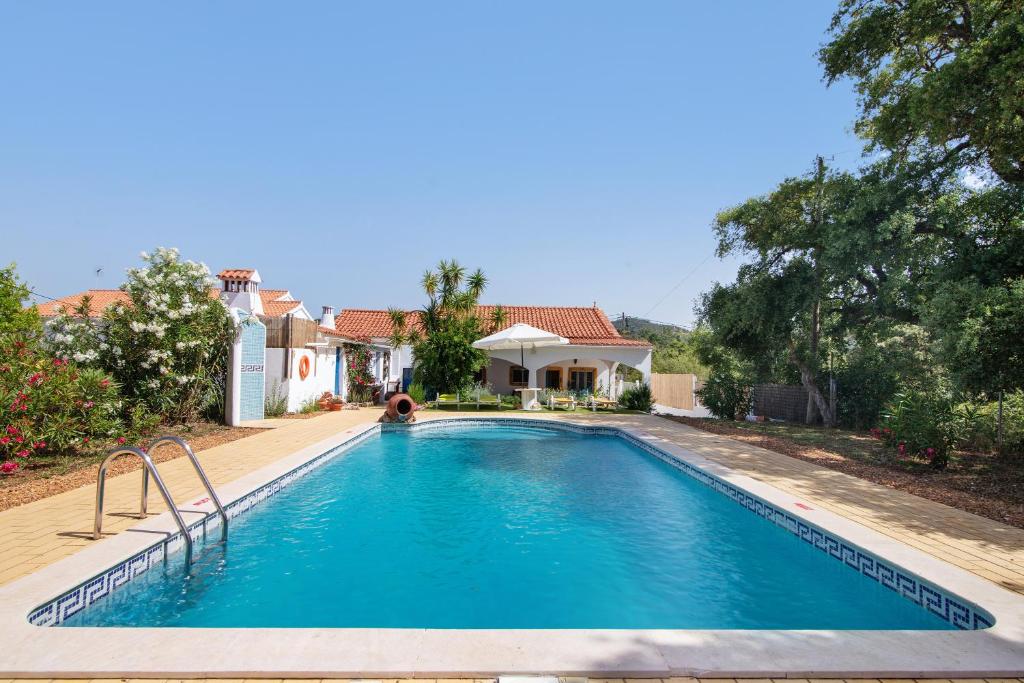 una piscina frente a una casa en Casa Alcaria, en Alcaria