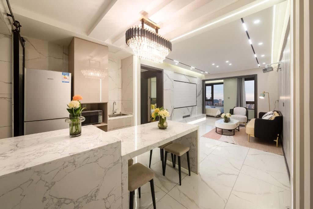 a kitchen with a counter and a living room at 云深处江景公寓 in Chongqing