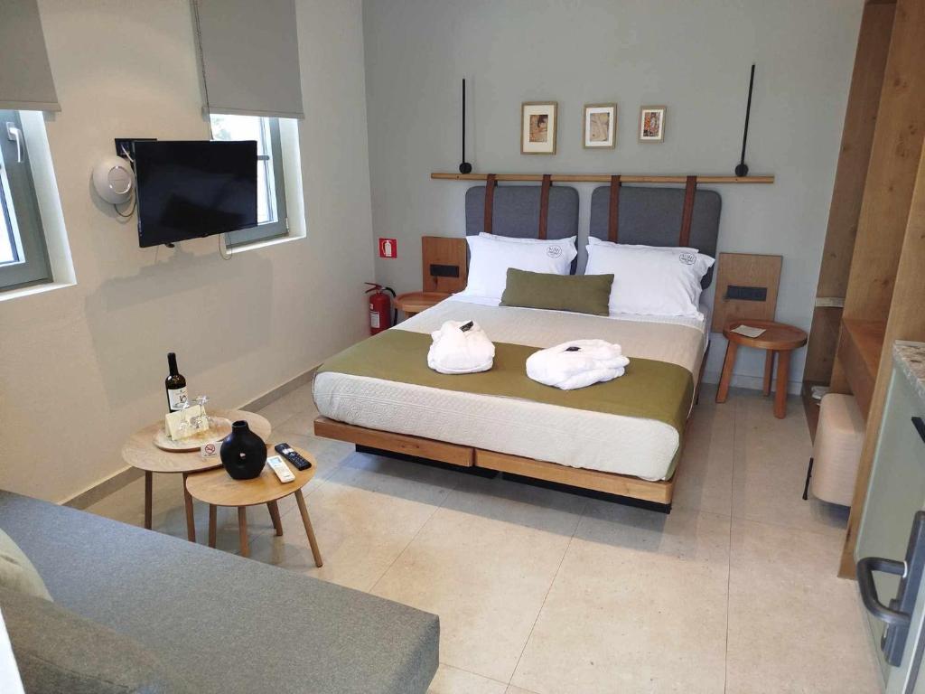 Postel nebo postele na pokoji v ubytování Azzure Luxury Suites