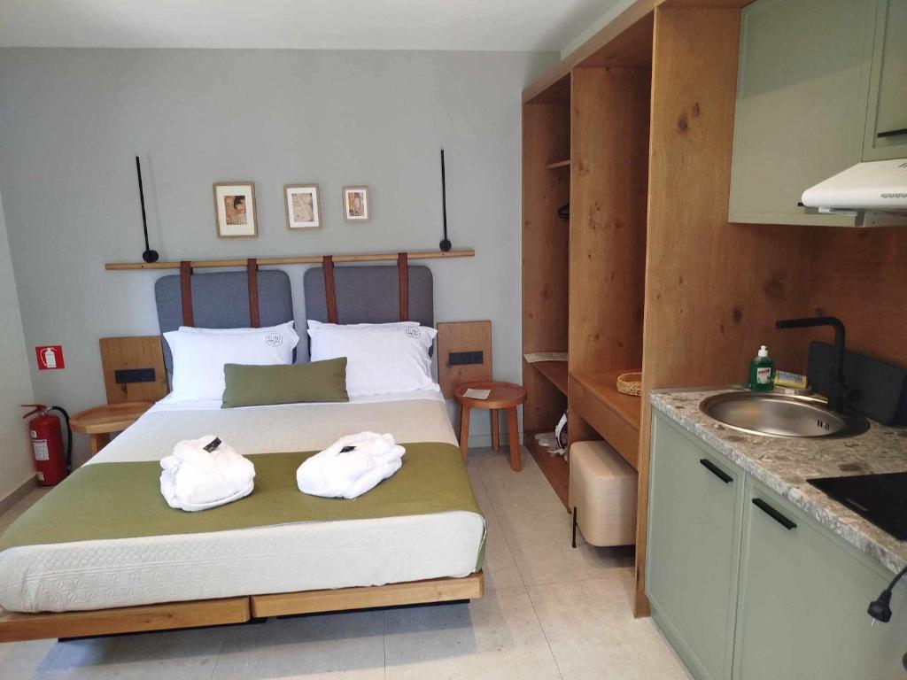 Postel nebo postele na pokoji v ubytování Azzure Luxury Suites