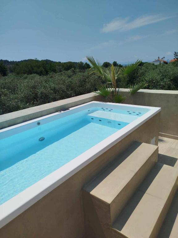 Bazén v ubytování Azzure Luxury Suites nebo v jeho okolí