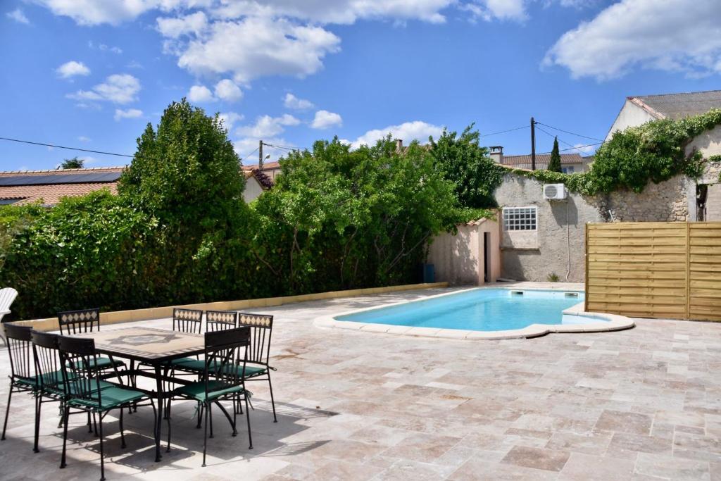 Bazén v ubytování Villa avec piscine chauffée et jacuzzi nebo v jeho okolí