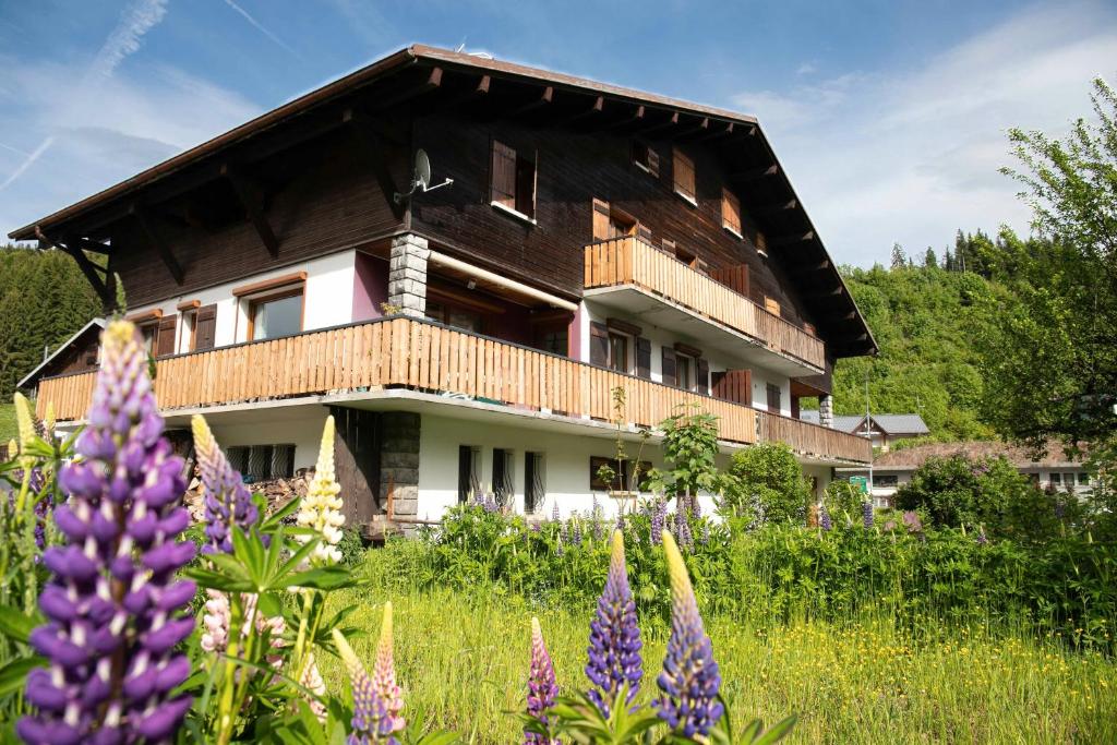 une maison avec un jardin devant dans l'établissement Appartement 6 pers Chalet Tournier, aux Gets