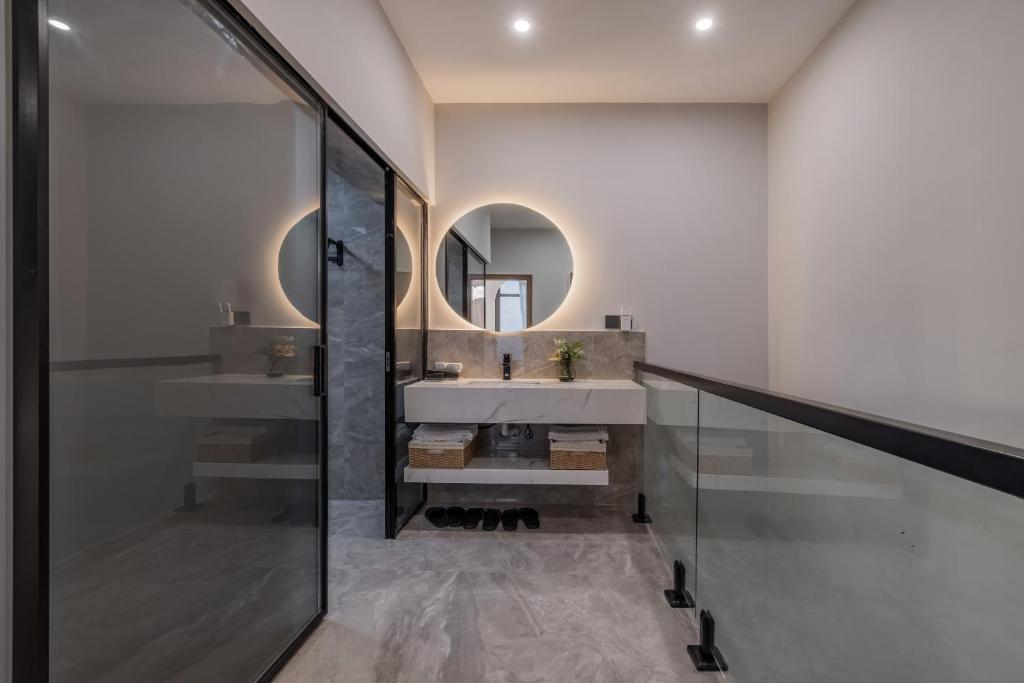 a bathroom with a sink and a mirror at 云深处江景公寓 in Chongqing