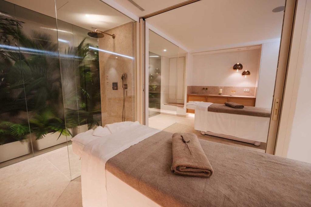 Postel nebo postele na pokoji v ubytování Hotel Aigua Blava