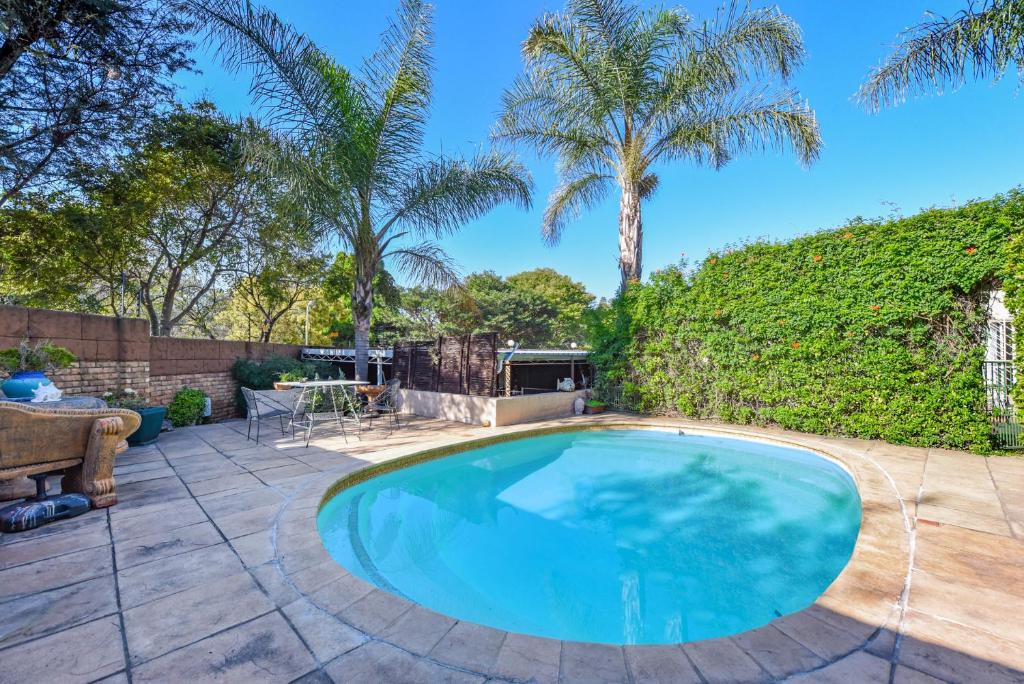 Πισίνα στο ή κοντά στο Spacious 1-Bedroom Cottage in Bryanston