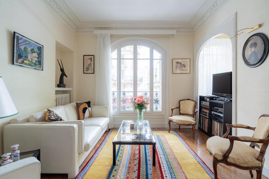 un salon avec un canapé et une table basse dans l'établissement Veeve - Père-Lachaise Chronicles, à Paris