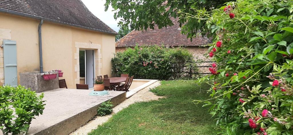 a garden with a bench and a house at Gîte de campagne au cœur du Périgord à Rouffignac-Saint-Cernin-de-Reilhac in Rouffignac Saint-Cernin