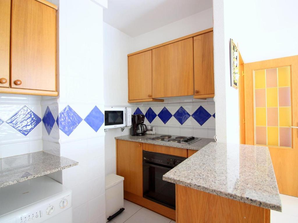 Kuchyňa alebo kuchynka v ubytovaní Apartamento céntrico en Roses, a 20m de la playa, con parking y terraza - ES-228-89