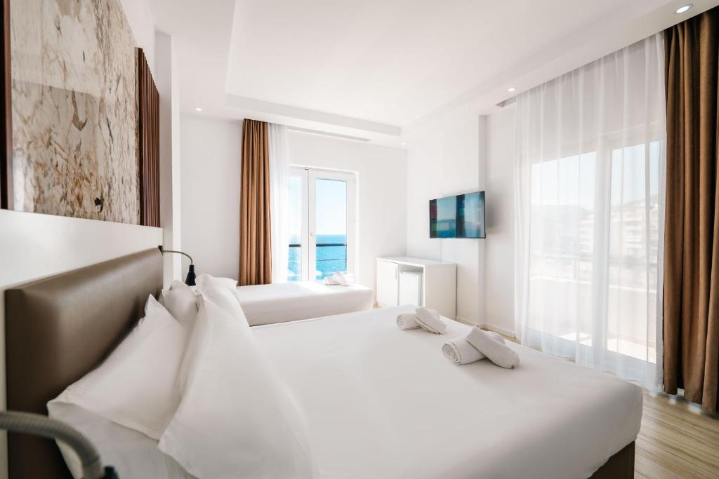 Postel nebo postele na pokoji v ubytování Helia Seaside Hotel