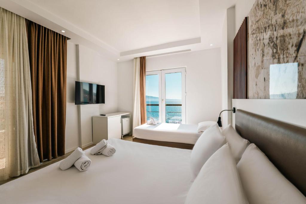 Postel nebo postele na pokoji v ubytování Helia Seaside Hotel