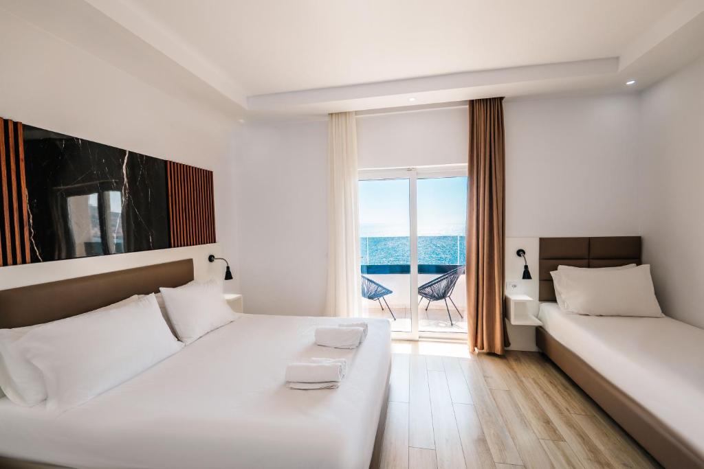 Postel nebo postele na pokoji v ubytování Helia Seaside Hotel