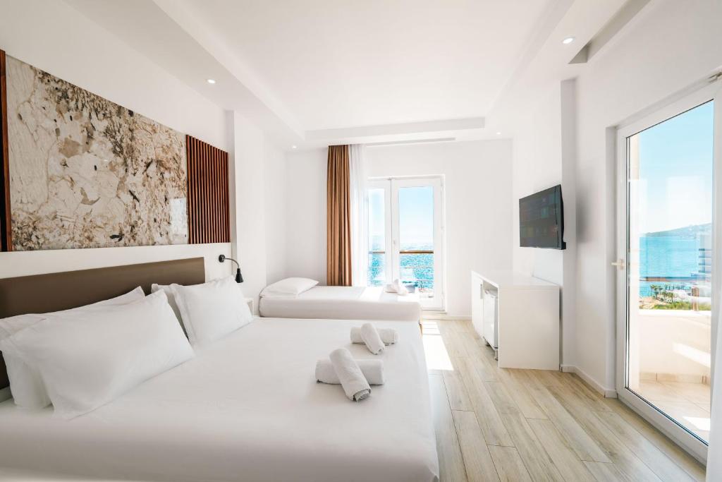 Postel nebo postele na pokoji v ubytování Helia Seaside Hotel