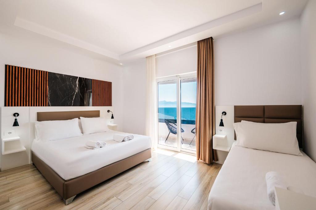 Postel nebo postele na pokoji v ubytování Helia Seaside Hotel