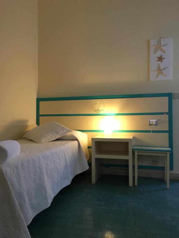 Postel nebo postele na pokoji v ubytování Hotel La Scogliera