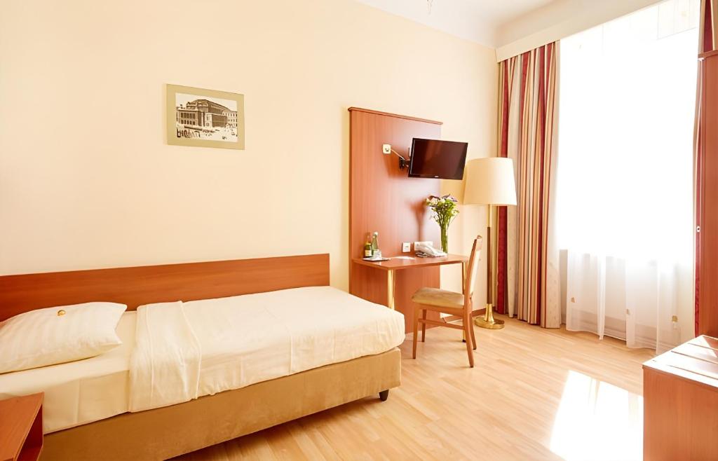 Llit o llits en una habitació de Hotel Mozart