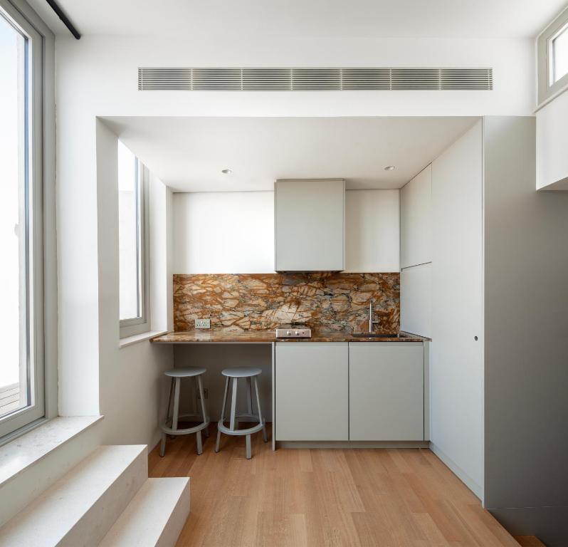 Kuchyň nebo kuchyňský kout v ubytování Lazzru Suites