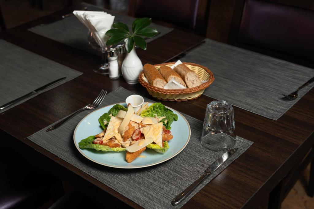 Comida en o cerca de este hotel