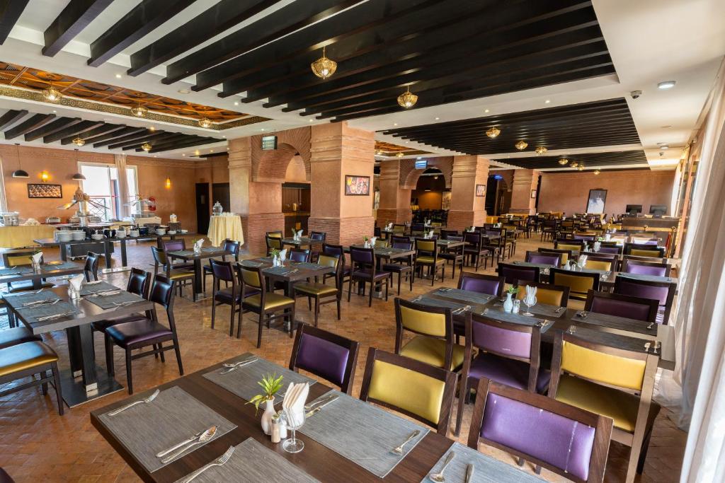 Un restaurante o sitio para comer en Zephyr Targa Marrakech
