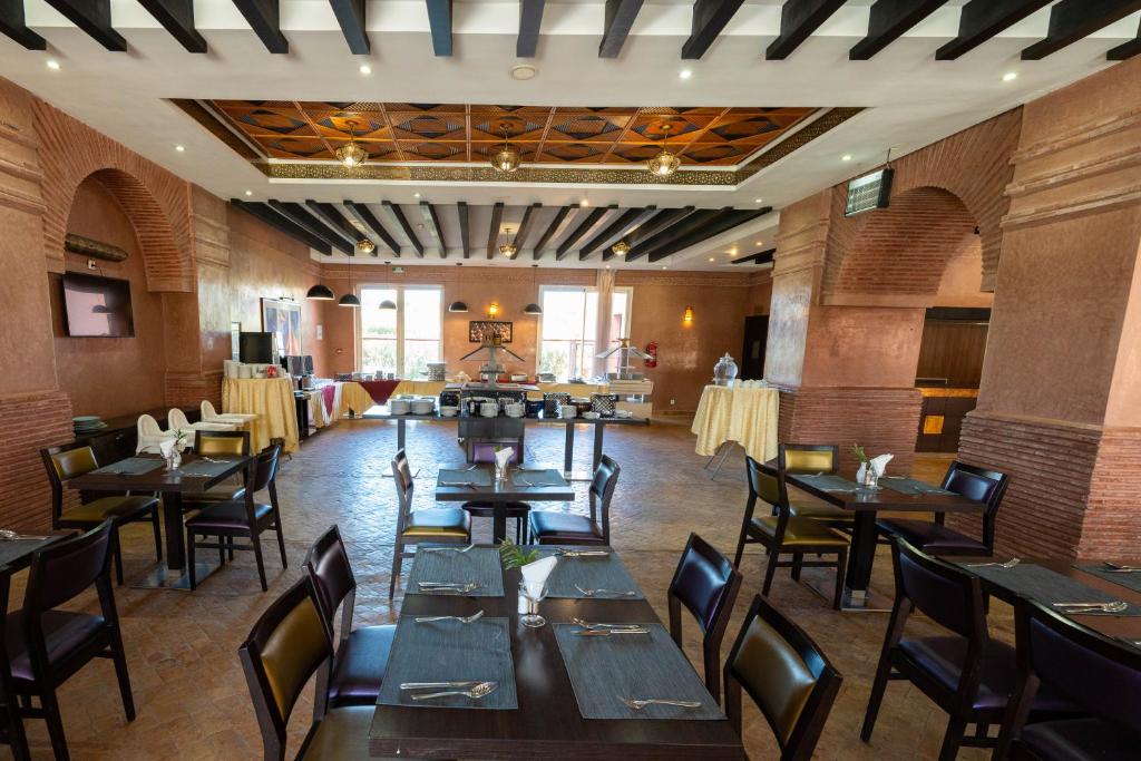 Un restaurante o sitio para comer en Zephyr Targa Marrakech