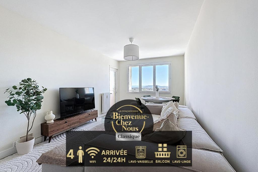 un salon avec une grande boîte de coffrets cadeaux d'anniversaire dans l'établissement Appartement clair et lumineux, à Clermont-Ferrand