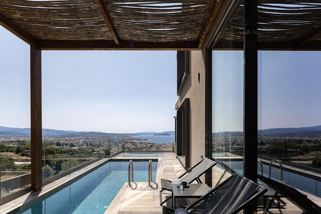 widok na basen z domu w obiekcie Omma Villas w Chanii