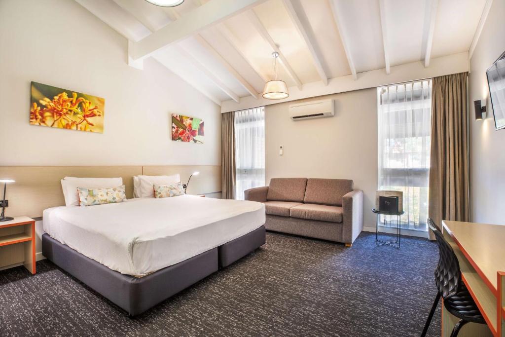 Nightcap at the Ranch Hotel - Resim 1