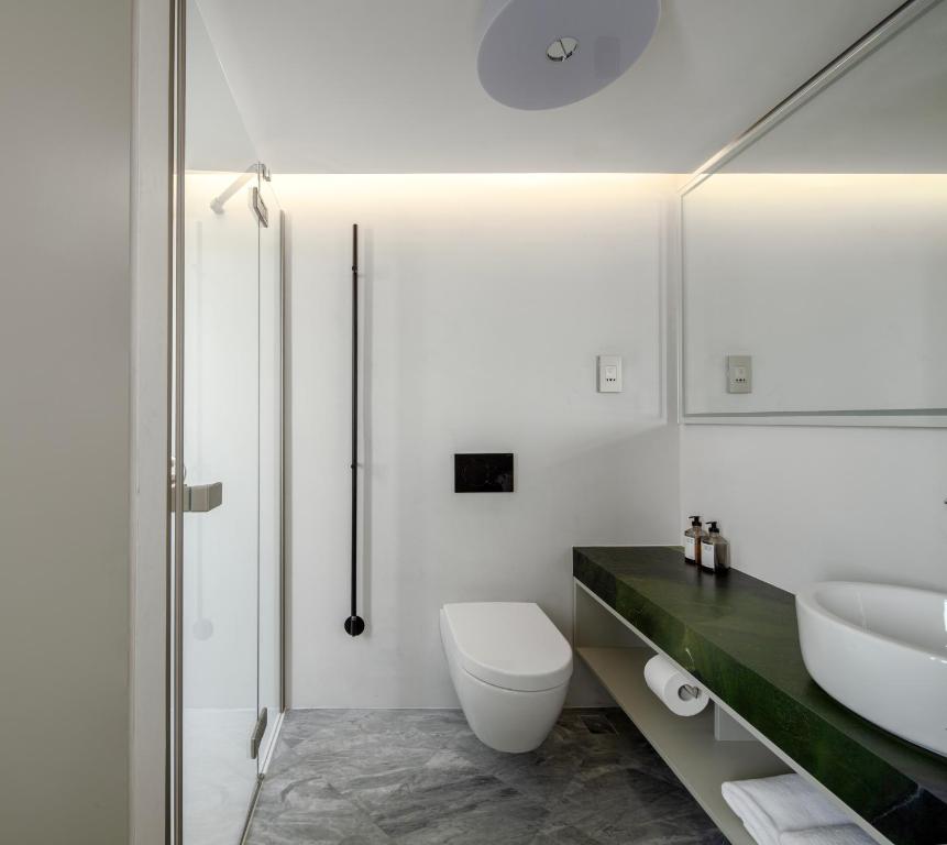 Koupelna v ubytování Lazzru Suites