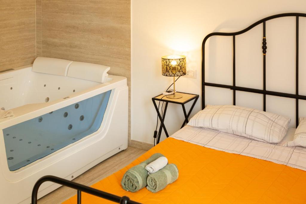 Postel nebo postele na pokoji v ubytování Maris Suite - Appartamento con vasca idromassaggio