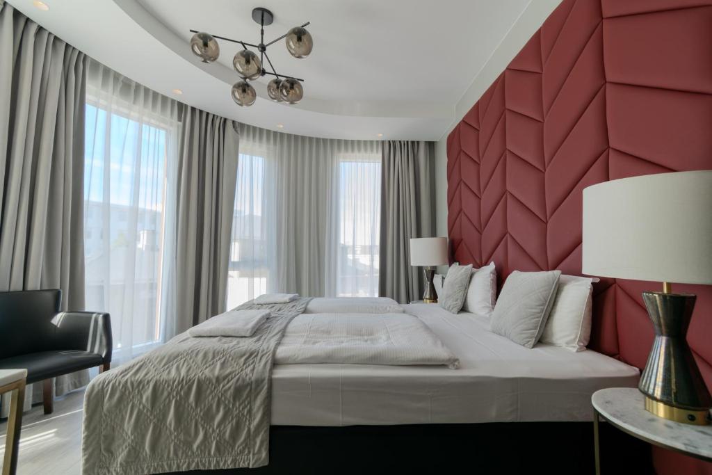 Rúm í herbergi á Midtown Hotel